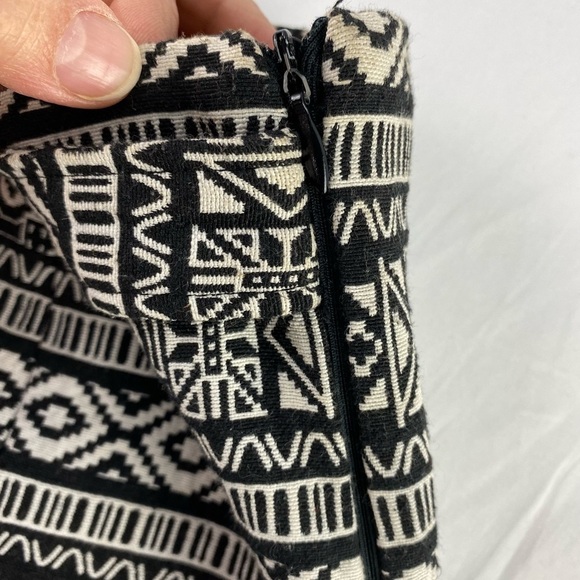 Forever 21 black & white tribal print shorts, L - Picture 5 of 11